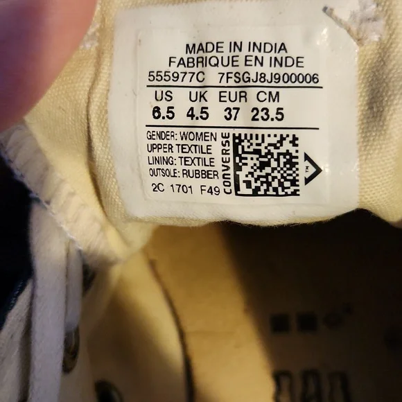 Daisy Converse - Picture 4 of 4